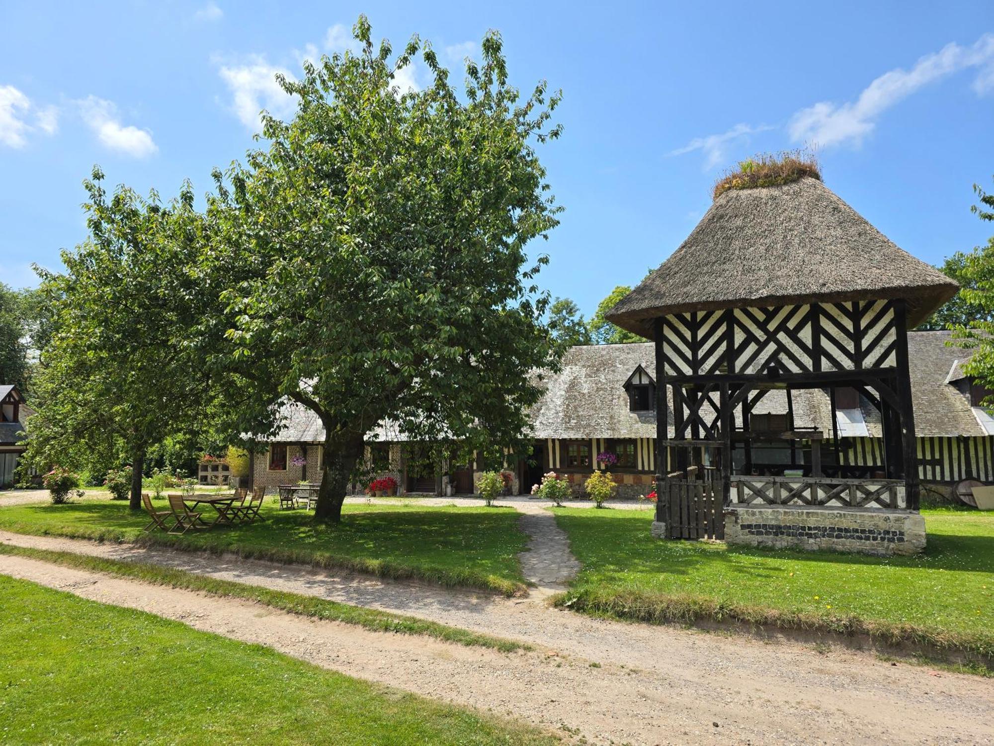 La Ferme Chevalier Hotel Equemauville Exterior photo